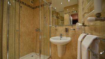 Apartemen Standar | Kamar mandi | Bathtub dan shower terpisah dan perlengkapan mandi desainer