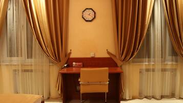 Kamar Double Standar, Boleh Merokok, lantai dasar | Minibar, brankas, didekorasi berbeda-beda, dan meja kerja