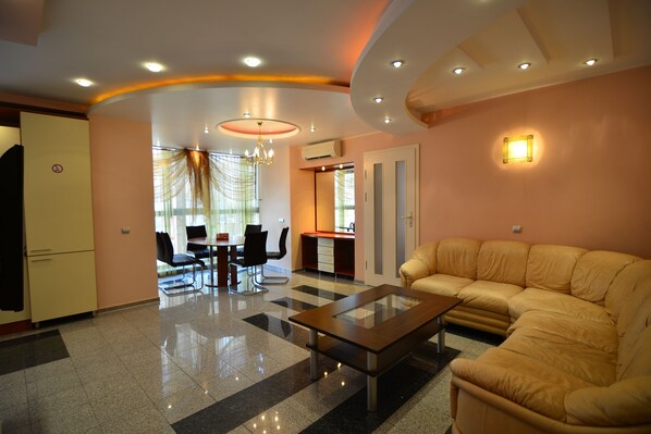 Standard Apartment | Minibar, in-room safe, individually decorated, desk - Prestige Hotel (Chisinau)