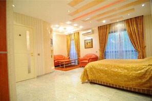 Minibar, in-room safe, individually decorated, desk - Prestige Hotel (Chisinau)