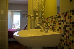 Superior Double Room, 1 Queen Bed | Bathroom | Combined shower/tub, deep soaking tub, rainfall showerhead, hair dryer - Hostel Suites Florida (Buenos Aires)