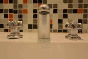 Bathroom amenities | Combined shower/tub, deep soaking tub, rainfall showerhead, hair dryer - Hostel Suites Florida (Buenos Aires)