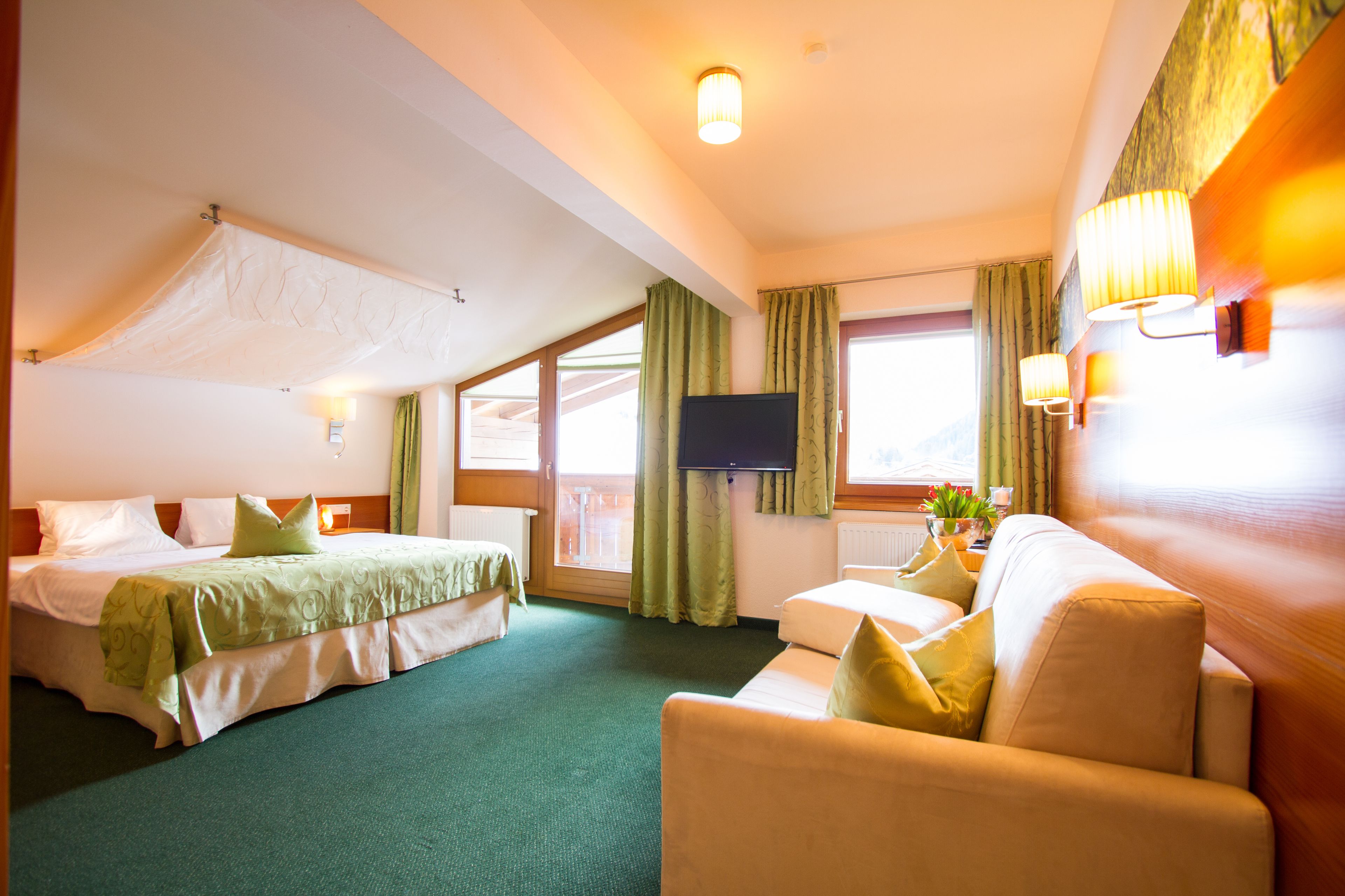 Suite | In-room safe, individually decorated, individually furnished, desk