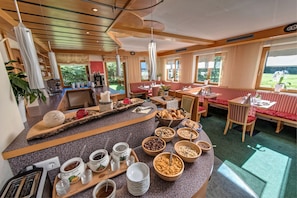 Desayuno buffet (EUR 15 por persona) 