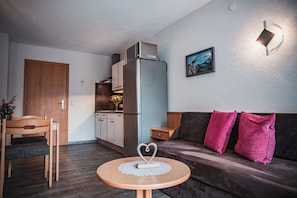 Apartment für 4 Personen | Wohnbereich | 60-cm-LCD-Fernseher mit Kabelempfang, Fernseher