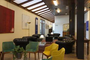 Coin salon dans le hall