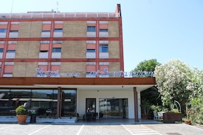 Vista frontal de la propiedad