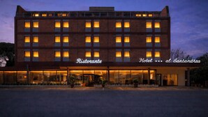 A building with a restaurant and hotel named 'Ristorante Hotel al Santandrea' at night. - Hotel Al Sant andrea (Sarzana)