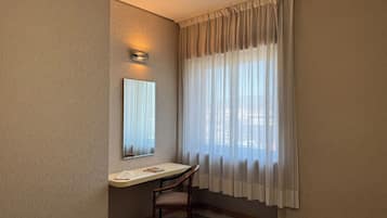 Superior tweepersoonskamer | Een kluis op de kamer, een bureau, een laptopwerkplek, gratis wifi