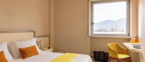 Kahden hengen superior-huone | Tallelokero huoneessa, työpöytä