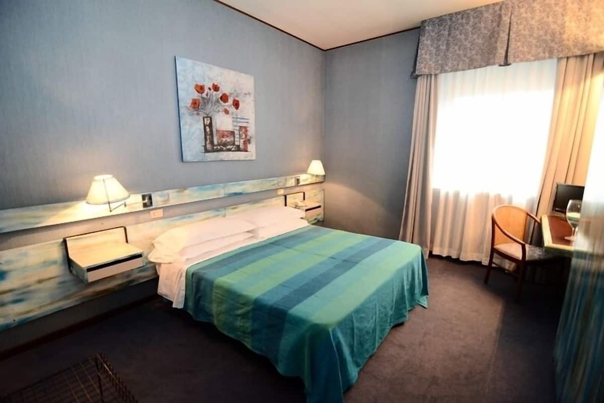 In-room safe, desk, laptop workspace, free WiFi