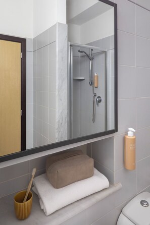Classic-værelse med dobbeltseng eller 2 enkeltsenge | Badeværelse | Hårtørrer, bidet, håndklæder, Sæbe