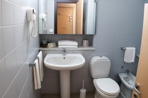 Asciugacapelli, bidet, asciugamani, sapone