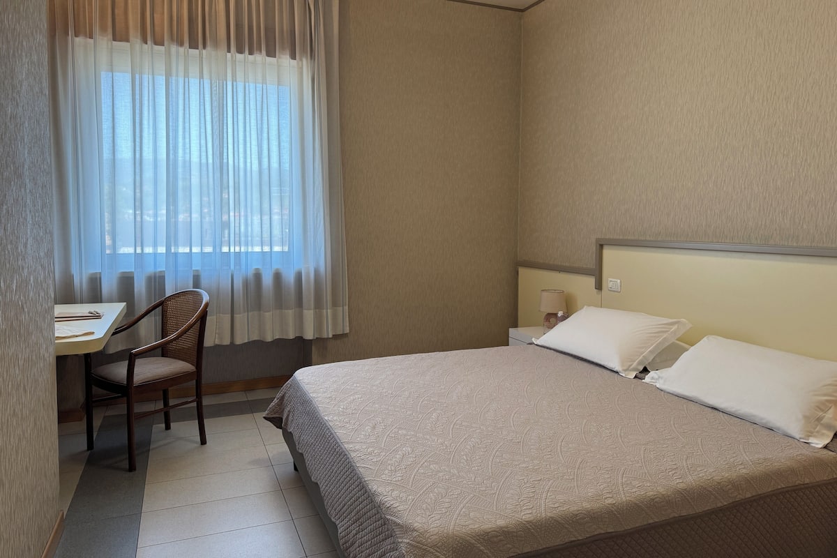 In-room safe, desk, laptop workspace, free WiFi