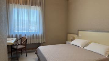 Caja de seguridad en la habitación y escritorio