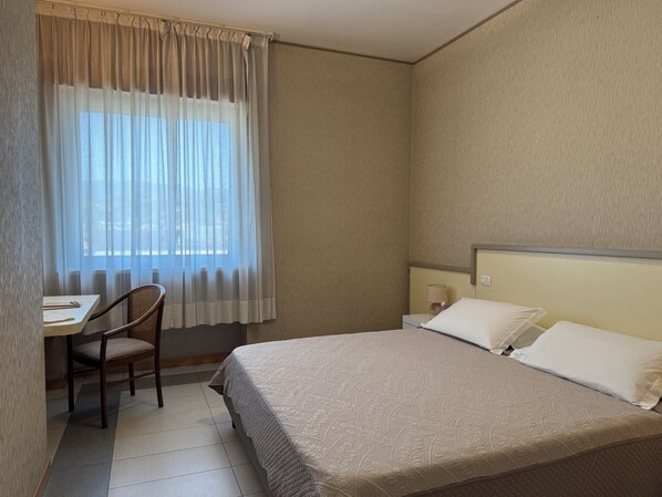 Doppia Superior | Una cassaforte in camera, una scrivania, postazione laptop