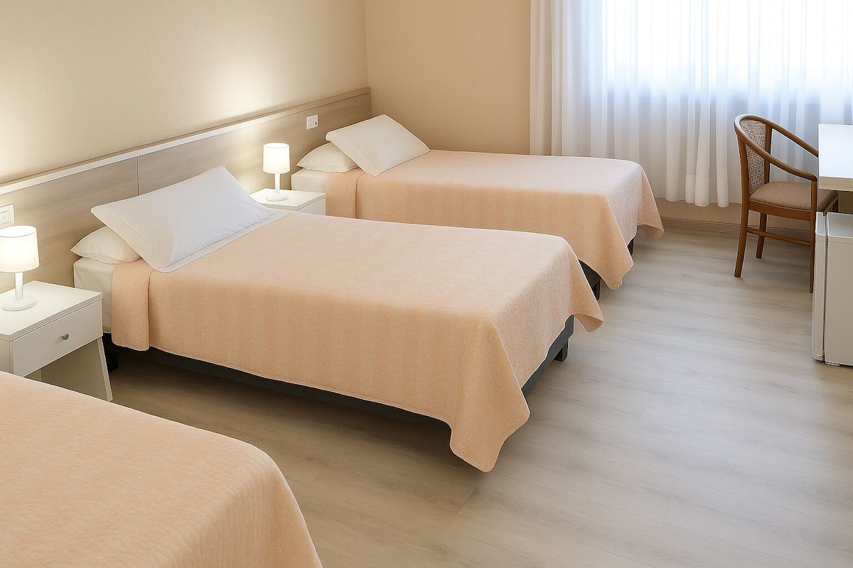 Habitación triple clásica | Caja de seguridad en la habitación y escritorio