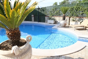 Piscina externa, funciona das 9h às 19h, espreguiçadeiras