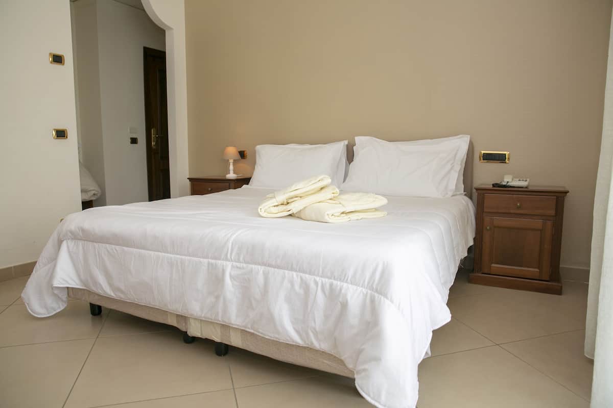 Habitación cuádruple, varias camas | Edredón, escritorio, insonorización y wifi gratis