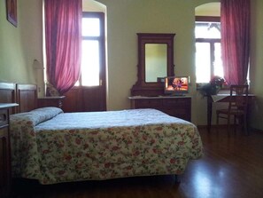 خزنة داخل الغرفة وأسرّة أطفال/رضّع