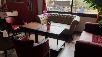 Coin salon dans le hall