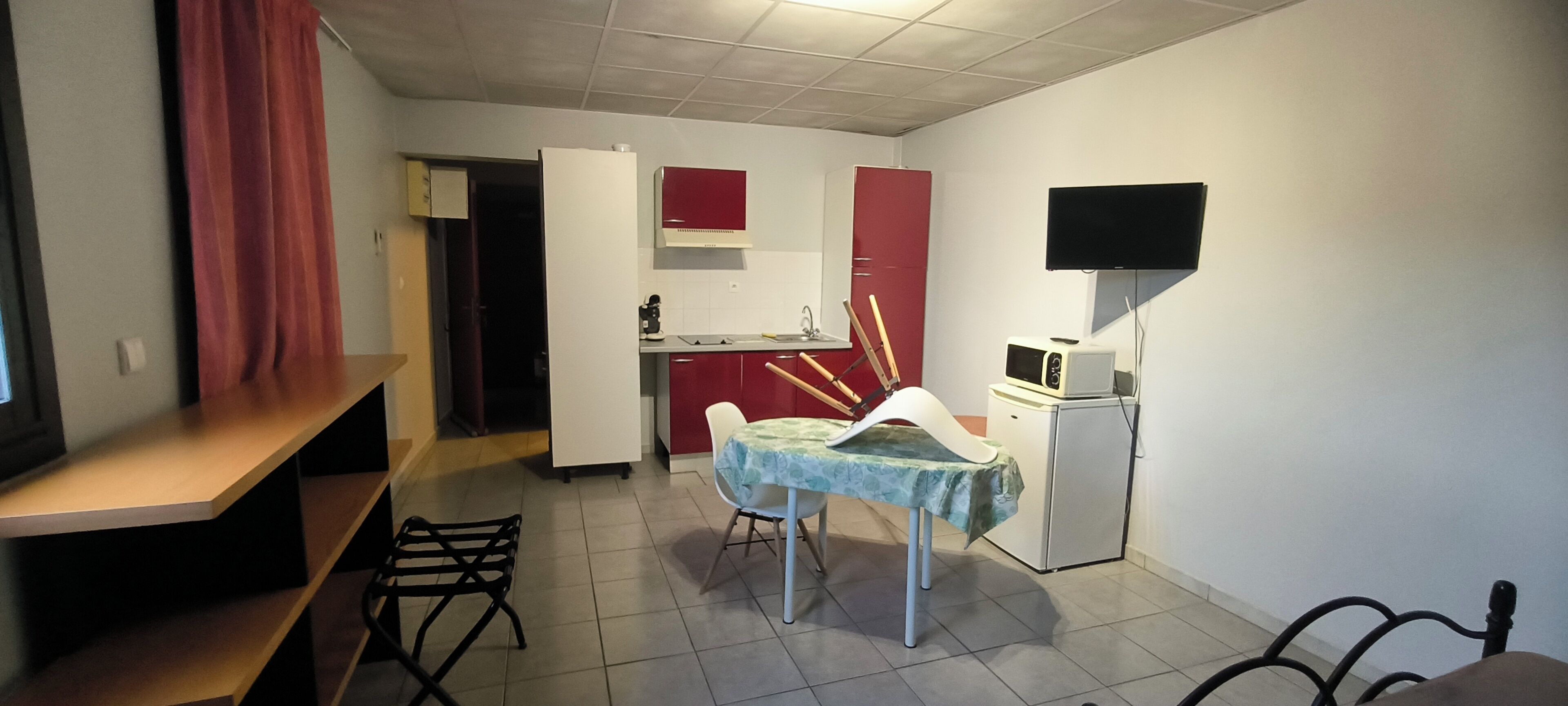 Studio Single Use | Desk, blackout drapes, soundproofing, iron/ironing board