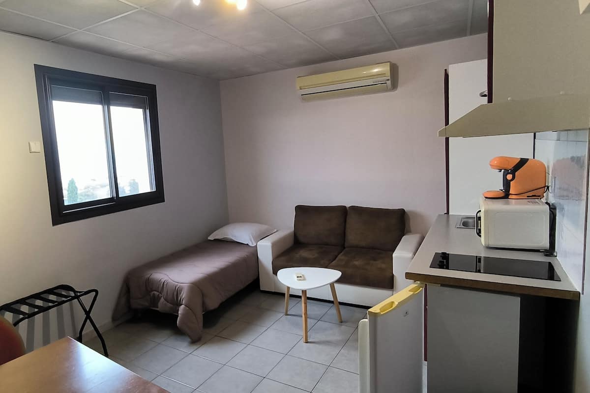 Comfort Apartment | Ruang tamu | 20 inci televisyen LED dengan kabel, TV