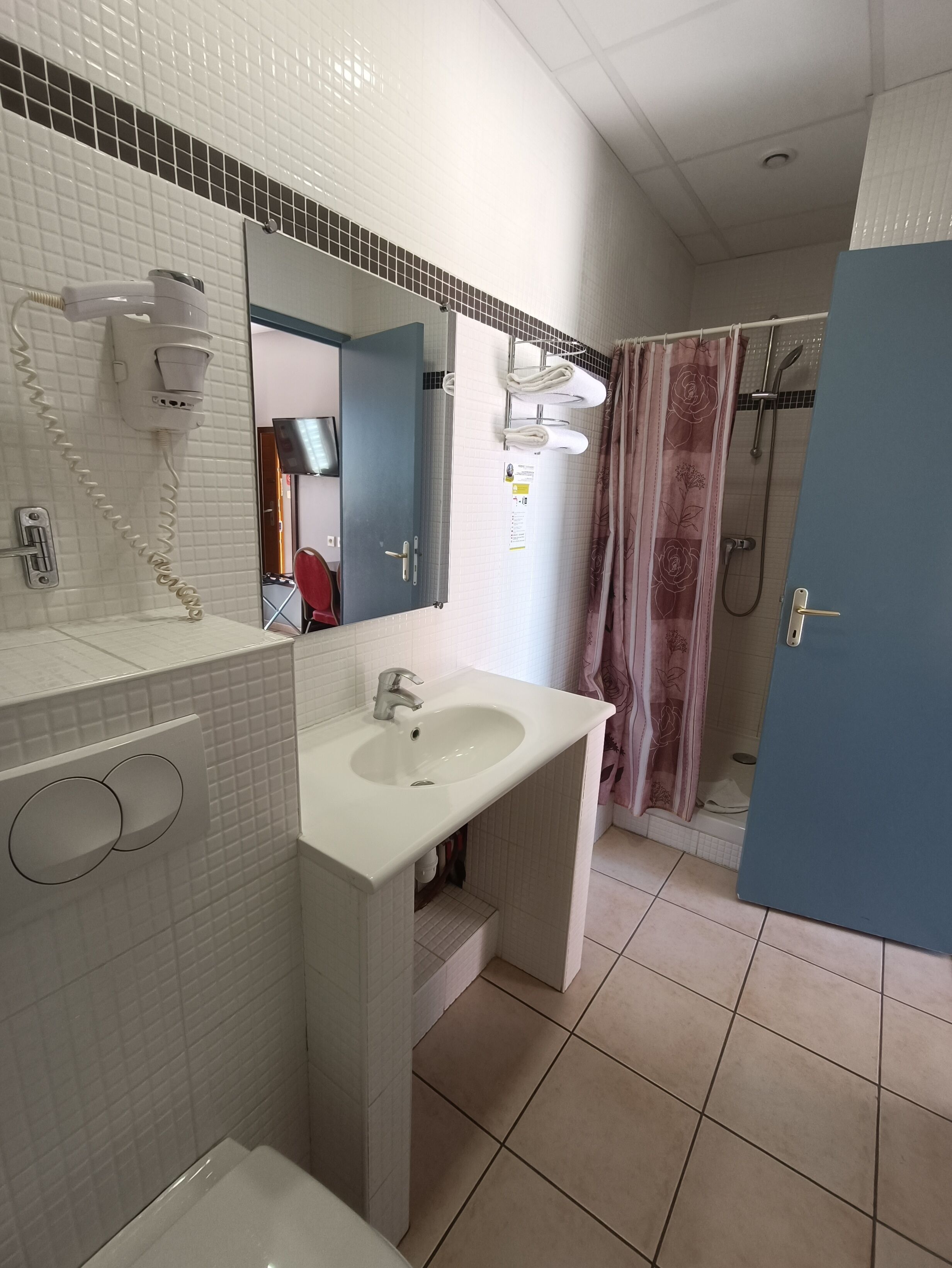 classic double room | bathroom | shower, free toiletries, hair dryer, towels