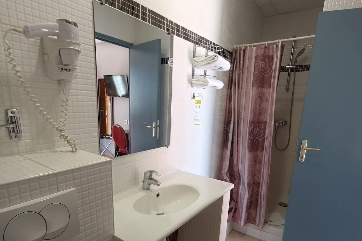 classic double room | bathroom | shower, free toiletries, hair dryer, towels