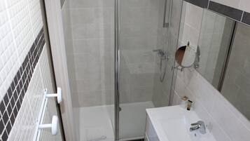 Habitación doble Confort | Escritorio, cortinas blackout y insonorización