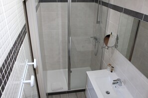 Comfort Double Room | Desk, blackout curtains, soundproofing, iron/ironing board