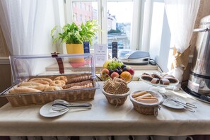 Petit déjeuner buffet (300 CZK par personne)