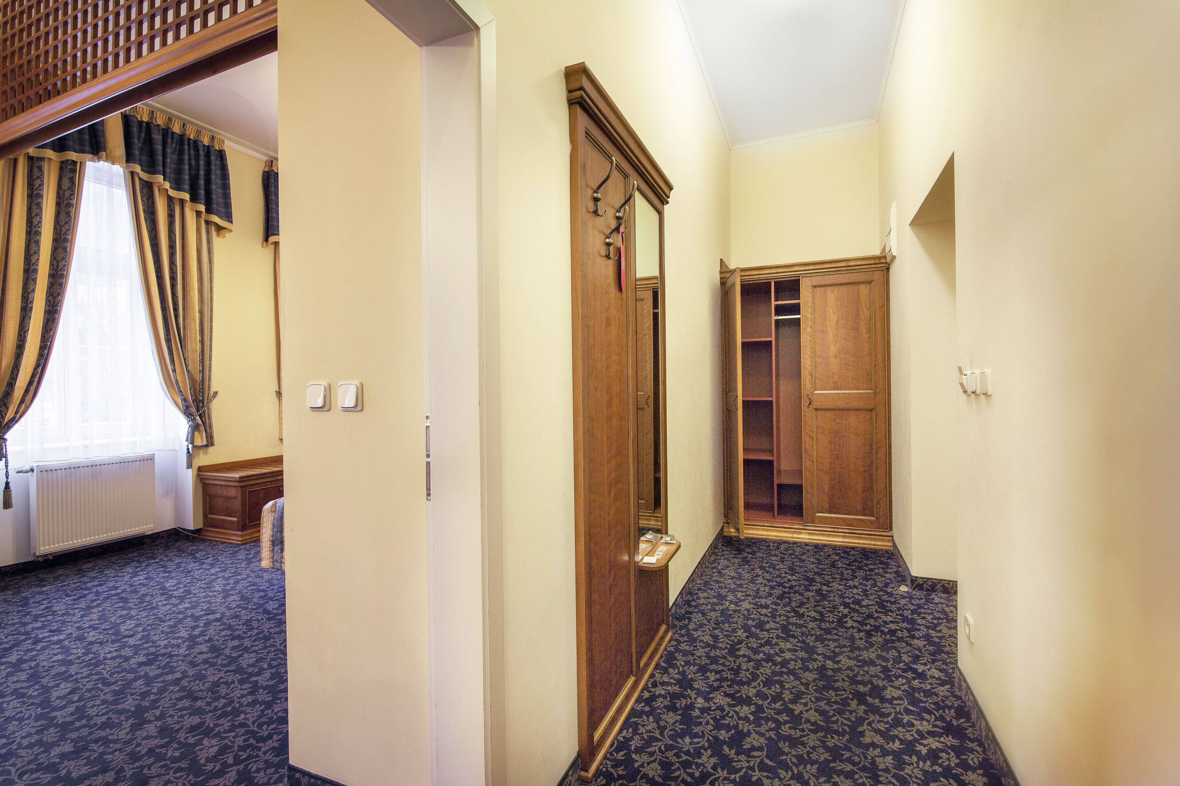 1 bedroom, in-room safe, desk, blackout curtains