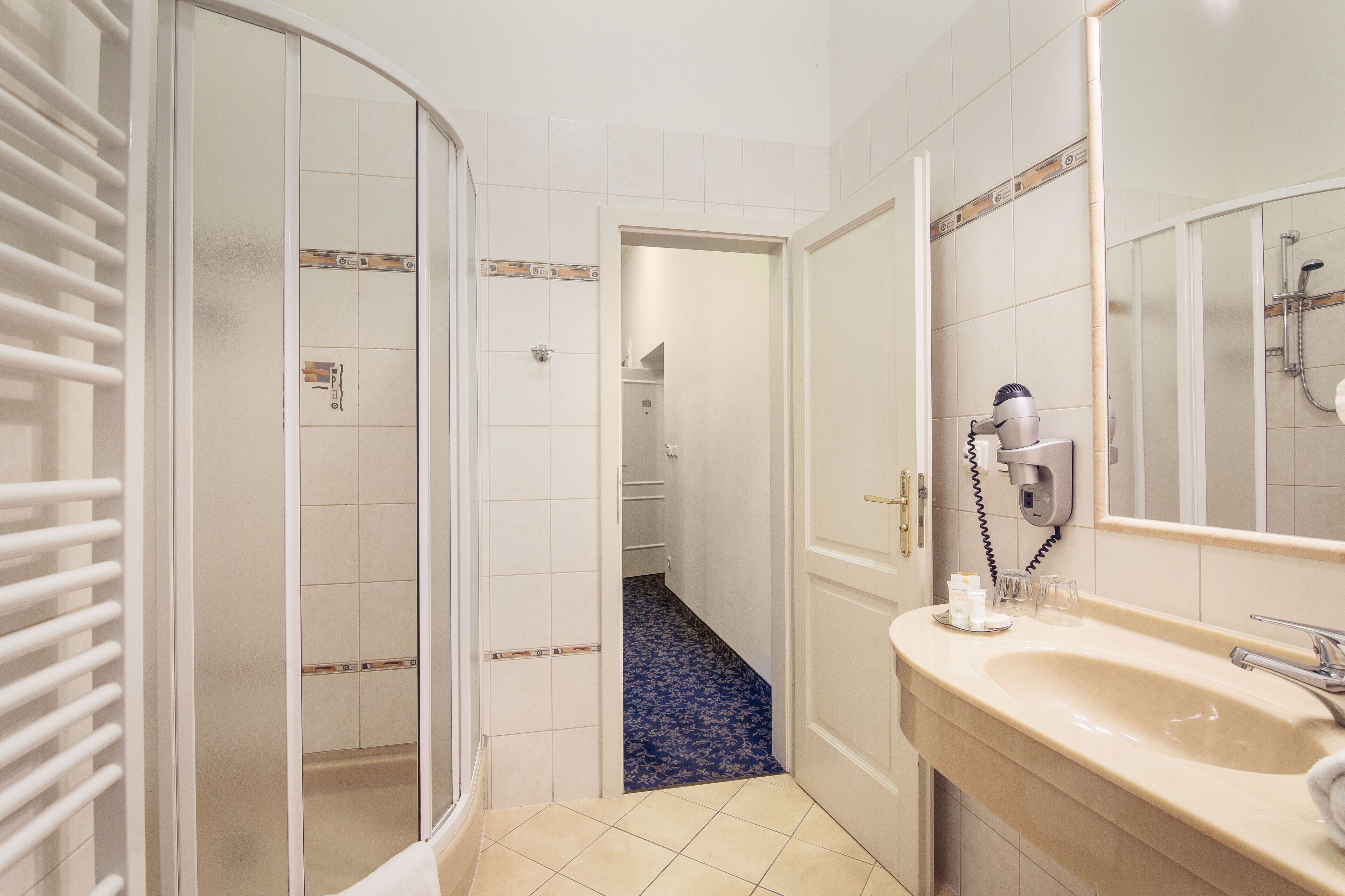 combined shower/bathtub, free toiletries, hair dryer, towels