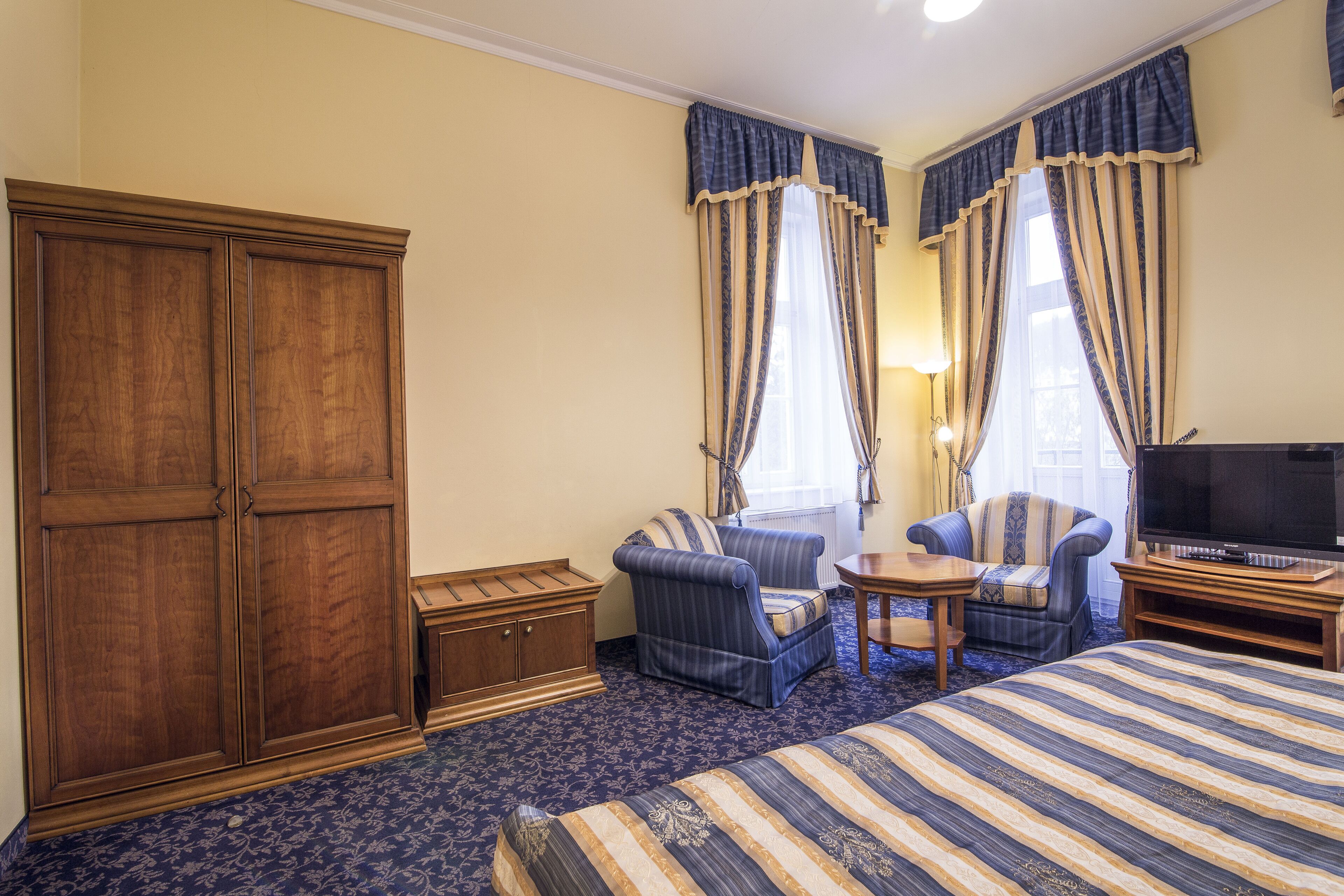 1 bedroom, in-room safe, desk, blackout curtains