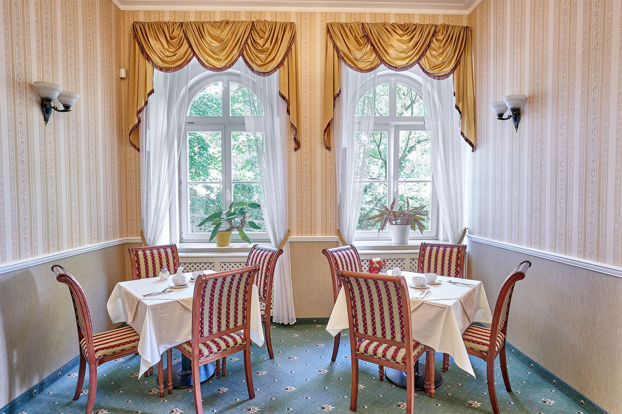 每日供應吃到飽早餐 (每人 CZK300)