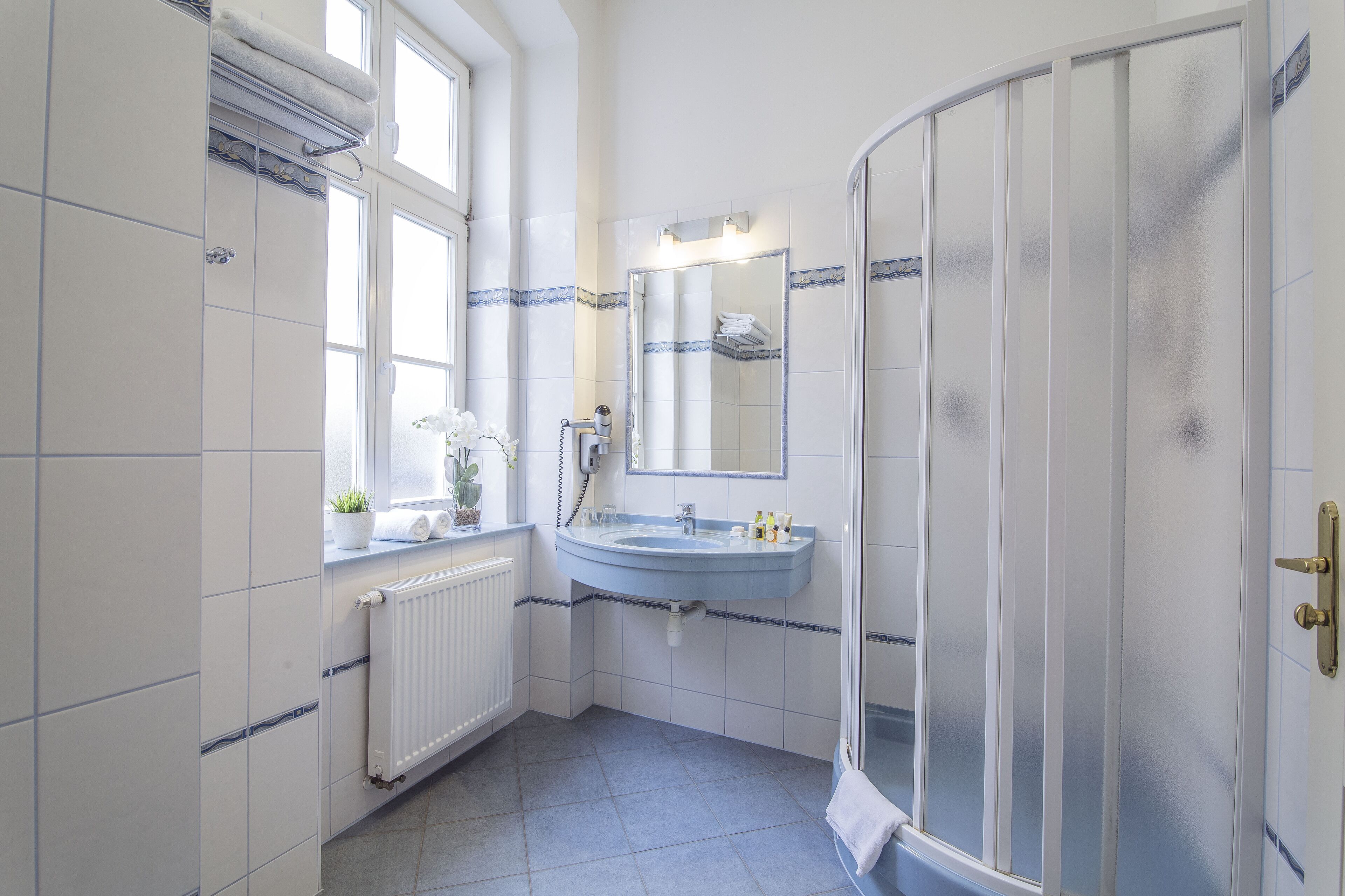 Bañera con ducha, artículos de tocador gratuitos, secador de pelo