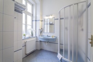 Duschwanne, kostenlose Toilettenartikel, Haartrockner, Handtücher