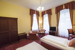 In-room safe, desk, blackout curtains, iron/ironing board - Ontario Hotel Garni (Karlovy Vary)
