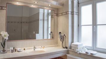 Comfort Apartment | Bathroom | Combined shower/tub, free toiletries, hair dryer, towels