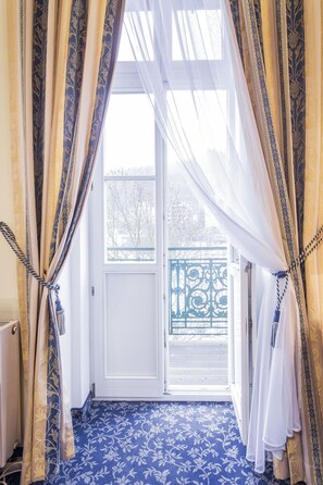 Caixa forta a l'habitació, escriptori i cortines opaques 