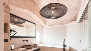 King Suite with Balcony Sea View with Jacuzzi | Bathroom | Designer toiletries, hair dryer, bathrobes, slippers - B&B Bellavista Suite (Monopoli)