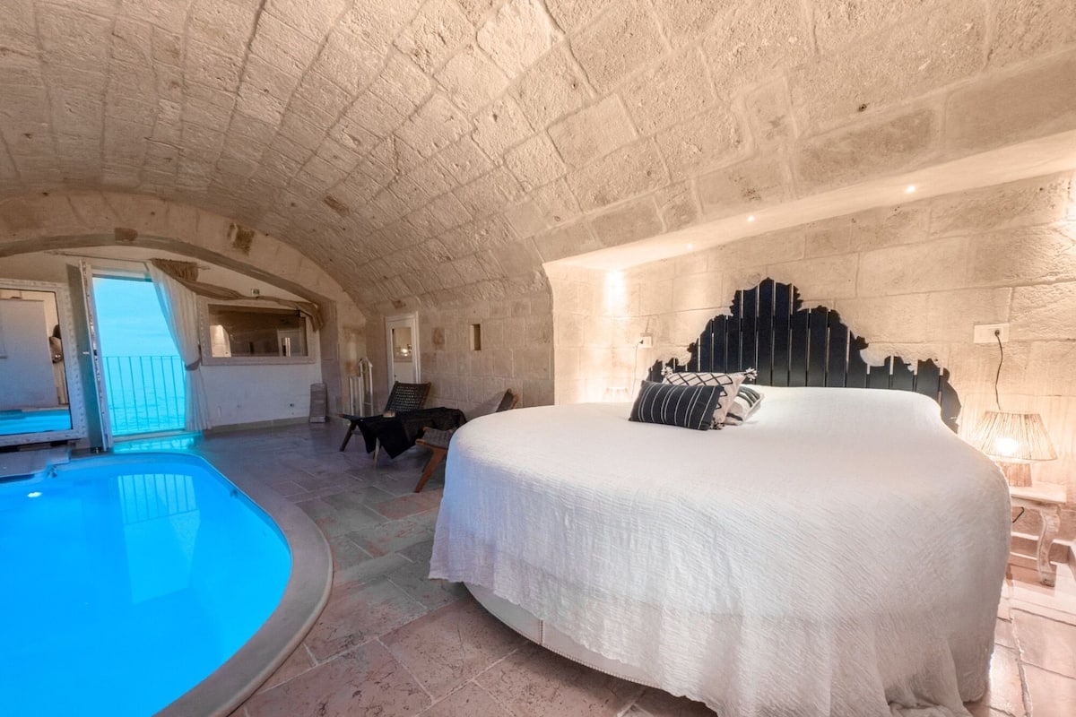 Luxury Suite, Private Pool, Sea View | Premium bedding, down comforters, memory foam beds, minibar