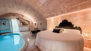 Luxury Suite, Private Pool, Sea View | Premium bedding, down comforters, memory foam beds, minibar - B&B Bellavista Suite (Monopoli)