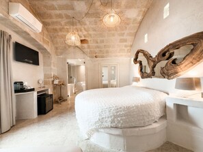 Queen Suite Sea View with Jacuzzi | Ylelliset vuodevaatteet, untuvapeitot, memory foam -patjalliset sÀngyt