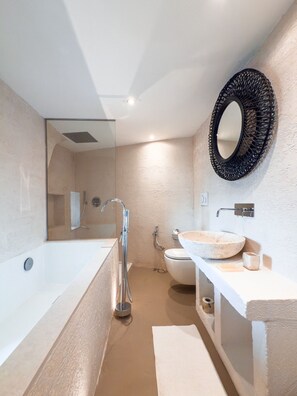 Queen Suite Sea View with Jacuzzi | Kylpyhuone | Designer-hygieniatuotteet, hiustenkuivaaja, kylpytakit, tohvelit