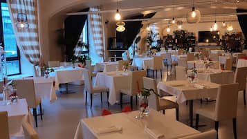 Aperto a colazione e cena, con tavoli all'aperto