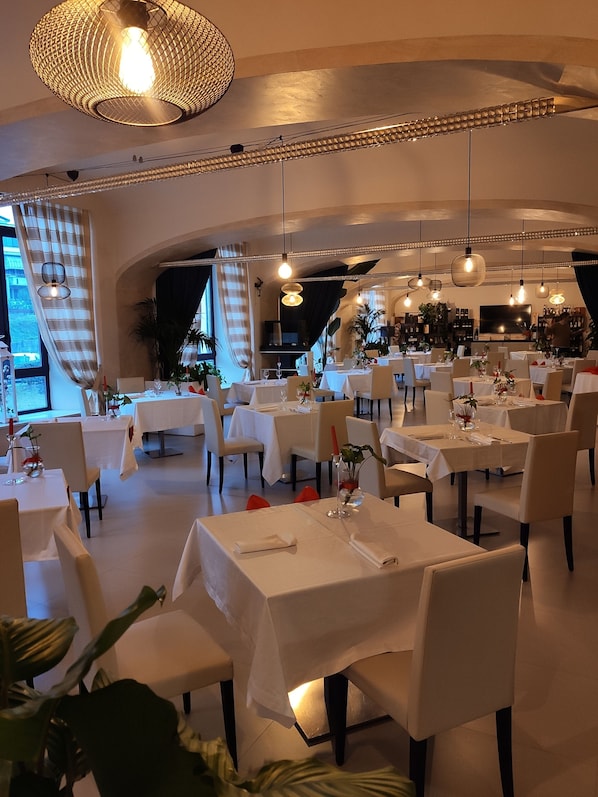 Breakfast and dinner served, alfresco dining
