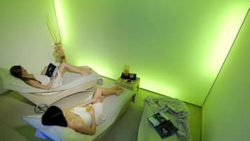 Salas de tratamiento para parejas, un sauna, una bañera de hidromasaje