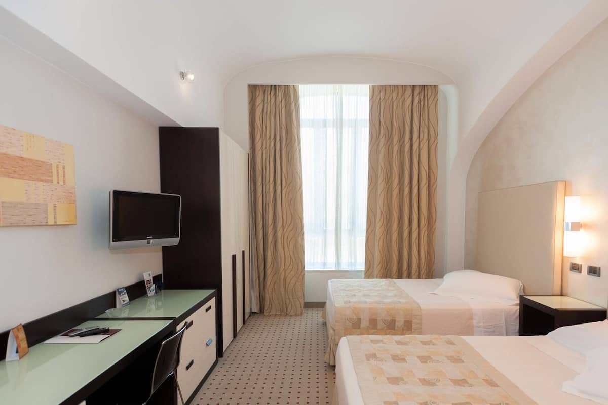 Luxe beddengoed, een kluis op de kamer, een bureau, geluiddichte muren